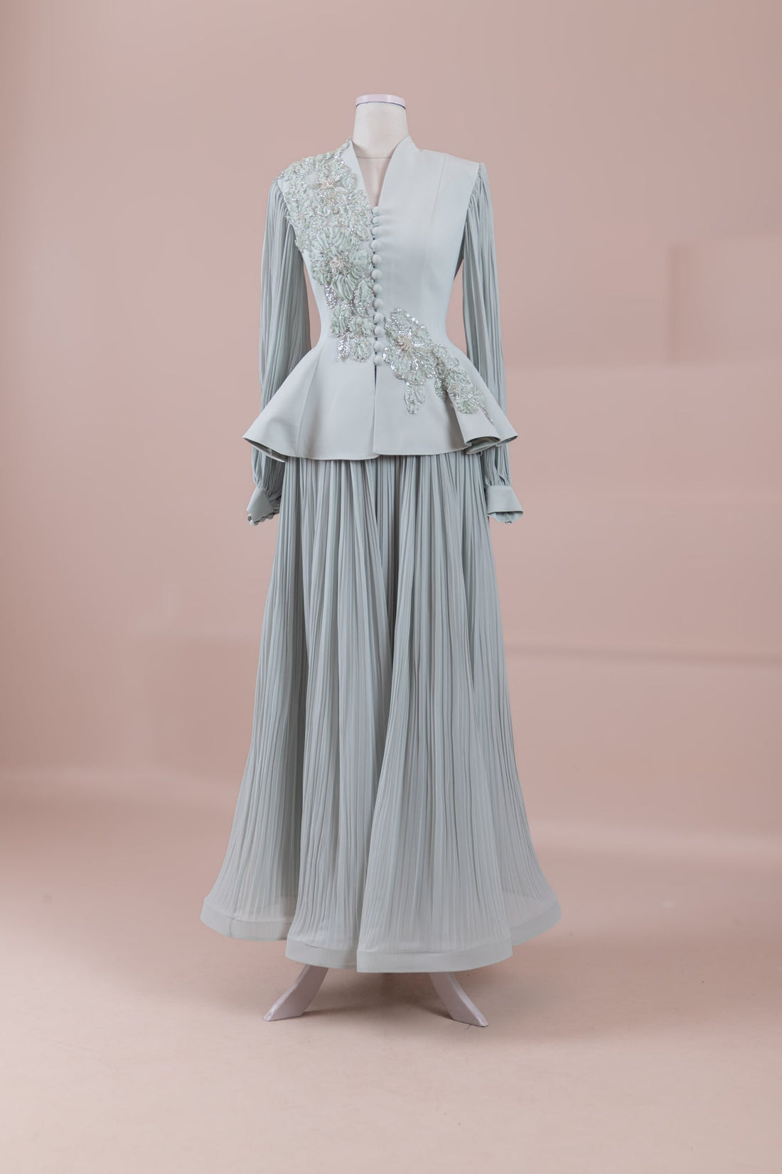 Sınırlı Koleksiyon Peplum Ceket ve Plise Maksi Etek Takımı – 3 Boyutlu Çiçek İşlemeli Abiye Takım