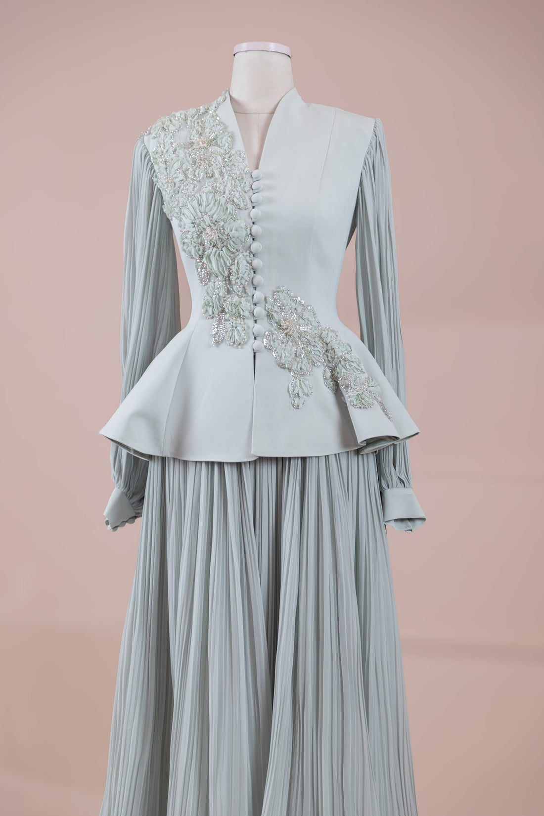 Sınırlı Koleksiyon Peplum Ceket ve Plise Maksi Etek Takımı – 3 Boyutlu Çiçek İşlemeli Abiye Takım