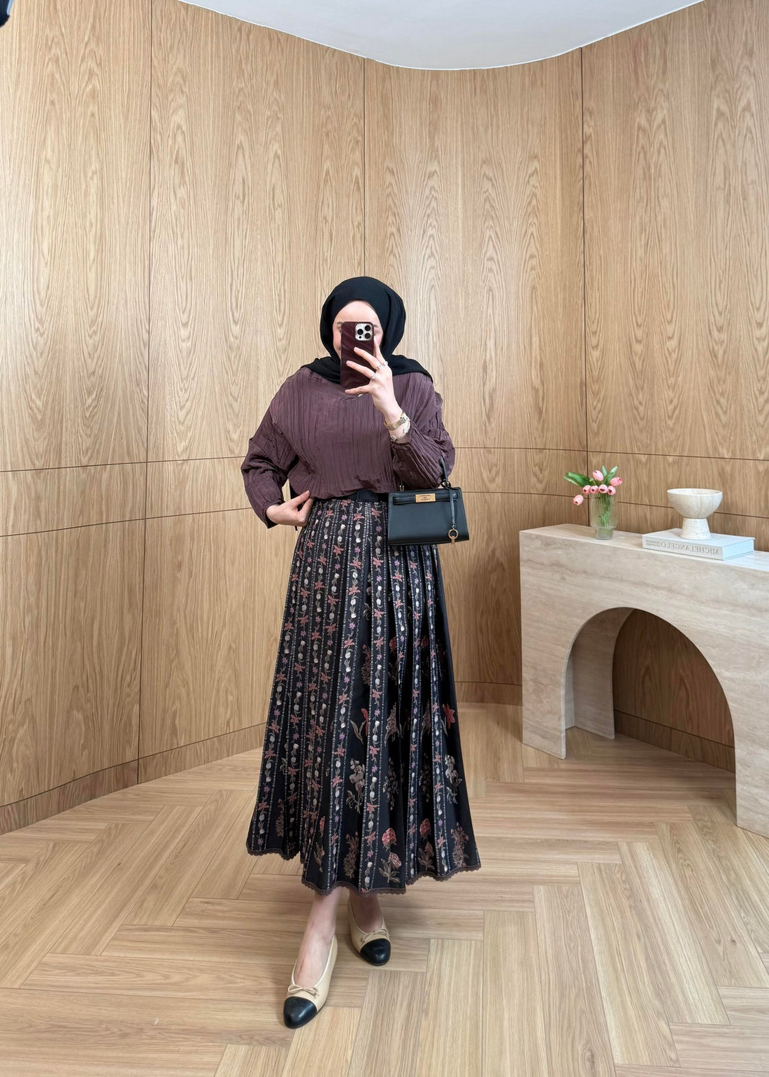 Lily Takım — Siyah Dokulu Bluz ve Çiçek Desenli Pliseli Midi Etek
