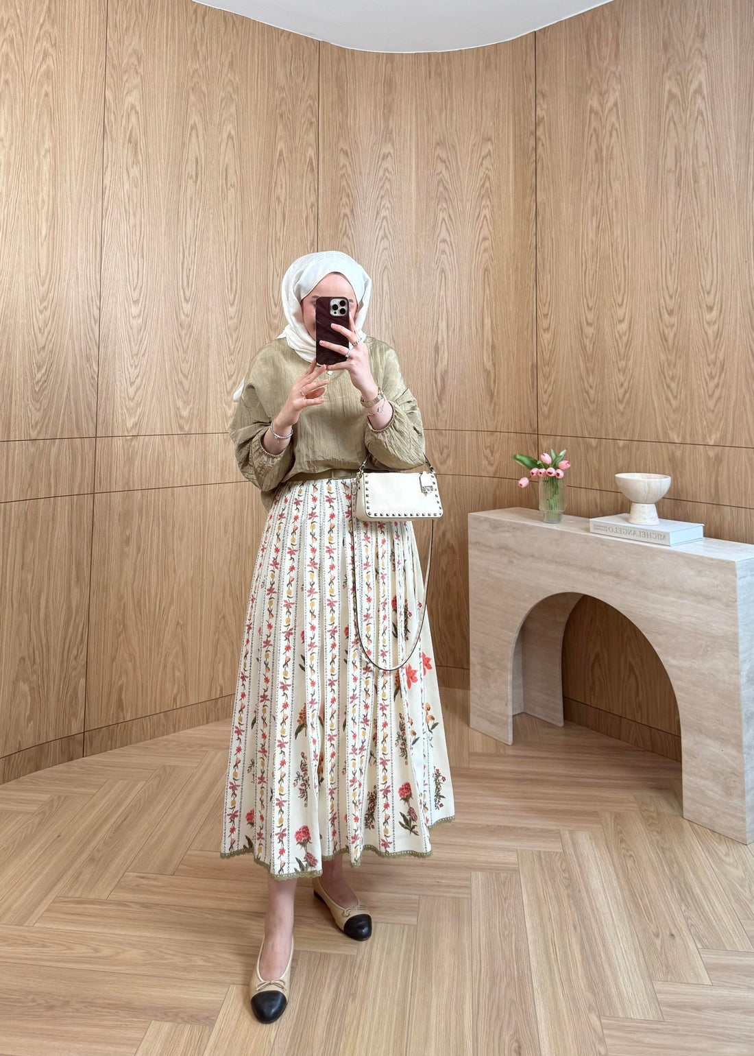 Lily Takım — Bej Dokulu Bluz ve Çiçek Desenli Pileli Midi Etek