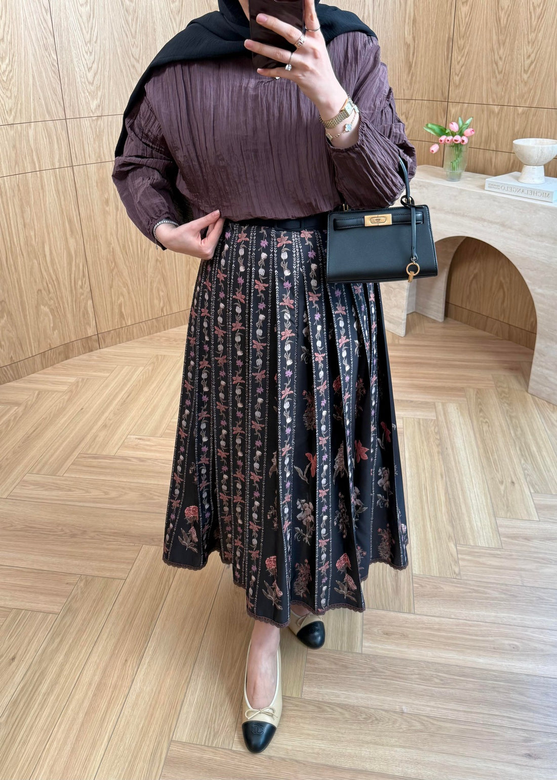 Lily Takım — Siyah Dokulu Bluz ve Çiçek Desenli Pliseli Midi Etek