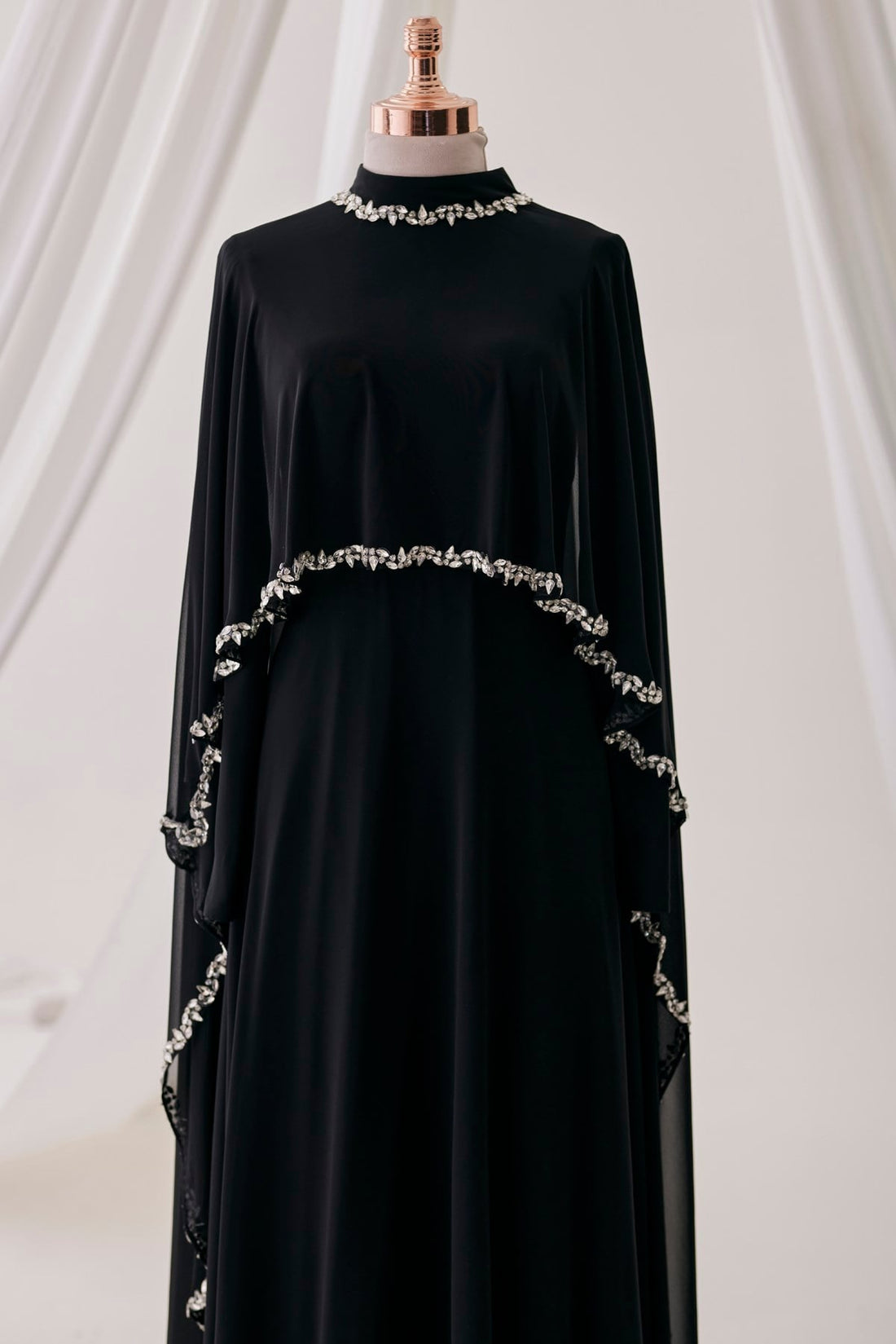 Siyah taşlı abaya ürün görseli 2