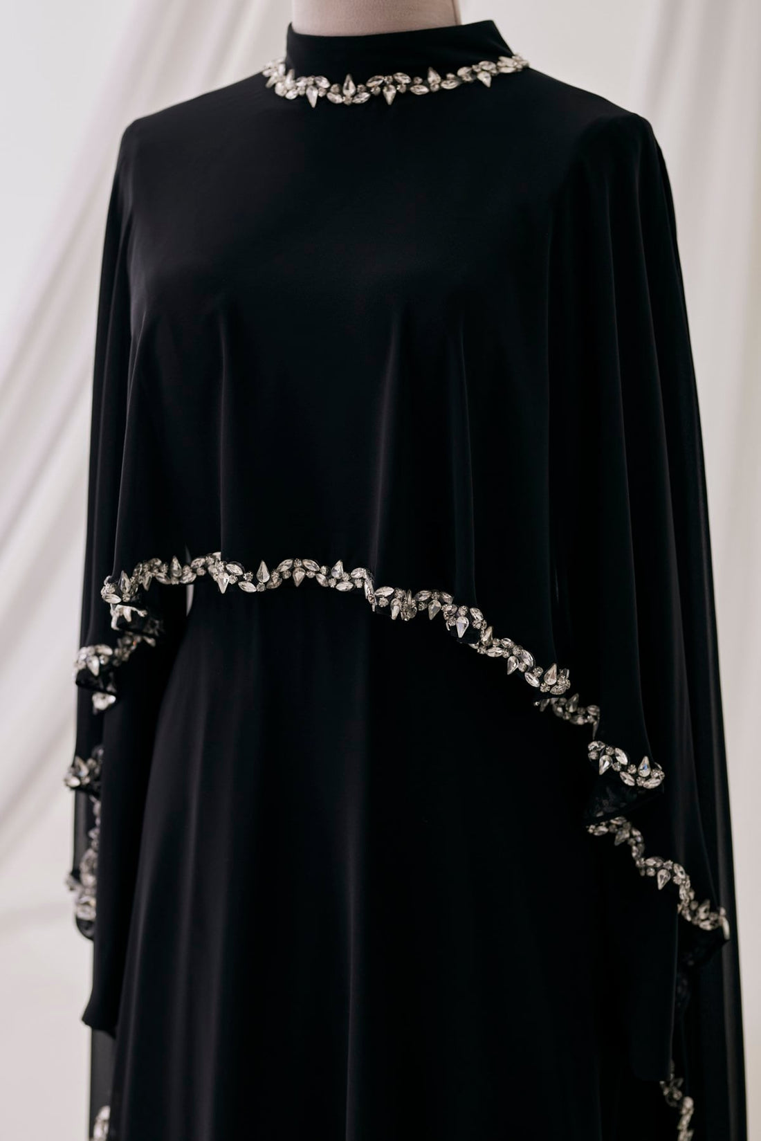 Siyah taşlı abaya ürün görseli 3
