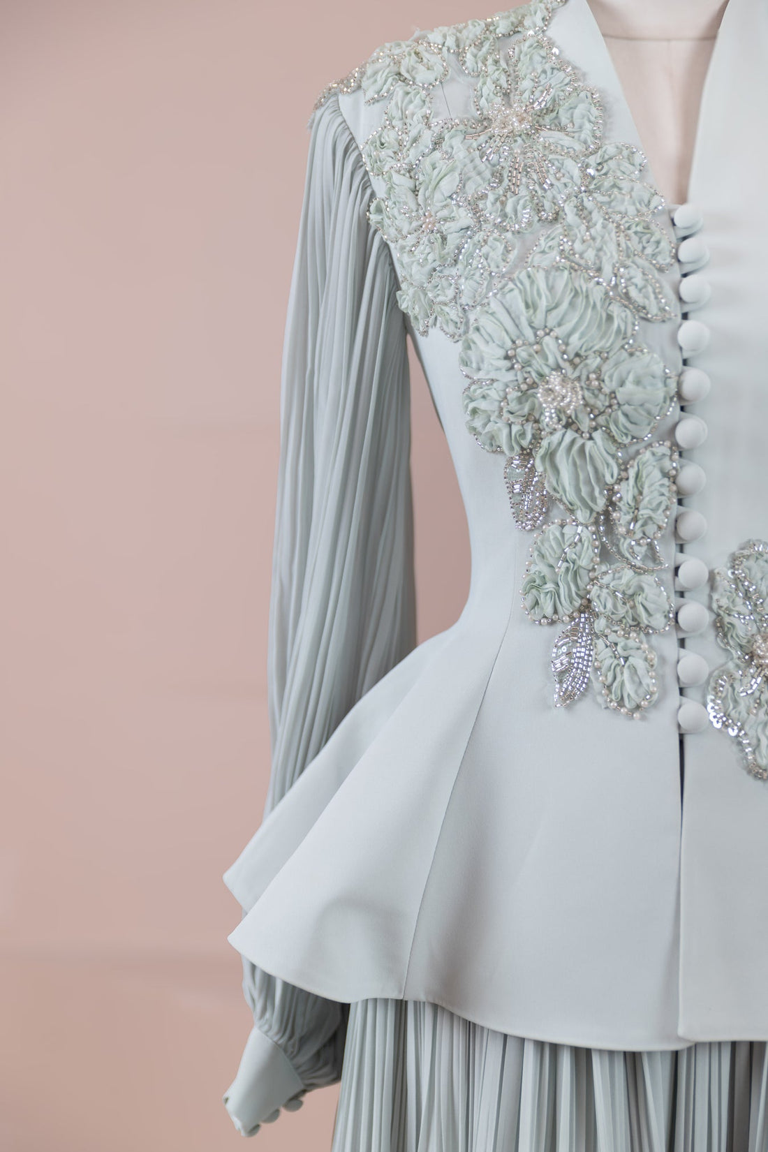 Sınırlı Koleksiyon Peplum Ceket ve Plise Maksi Etek Takımı – 3 Boyutlu Çiçek İşlemeli Abiye Takım