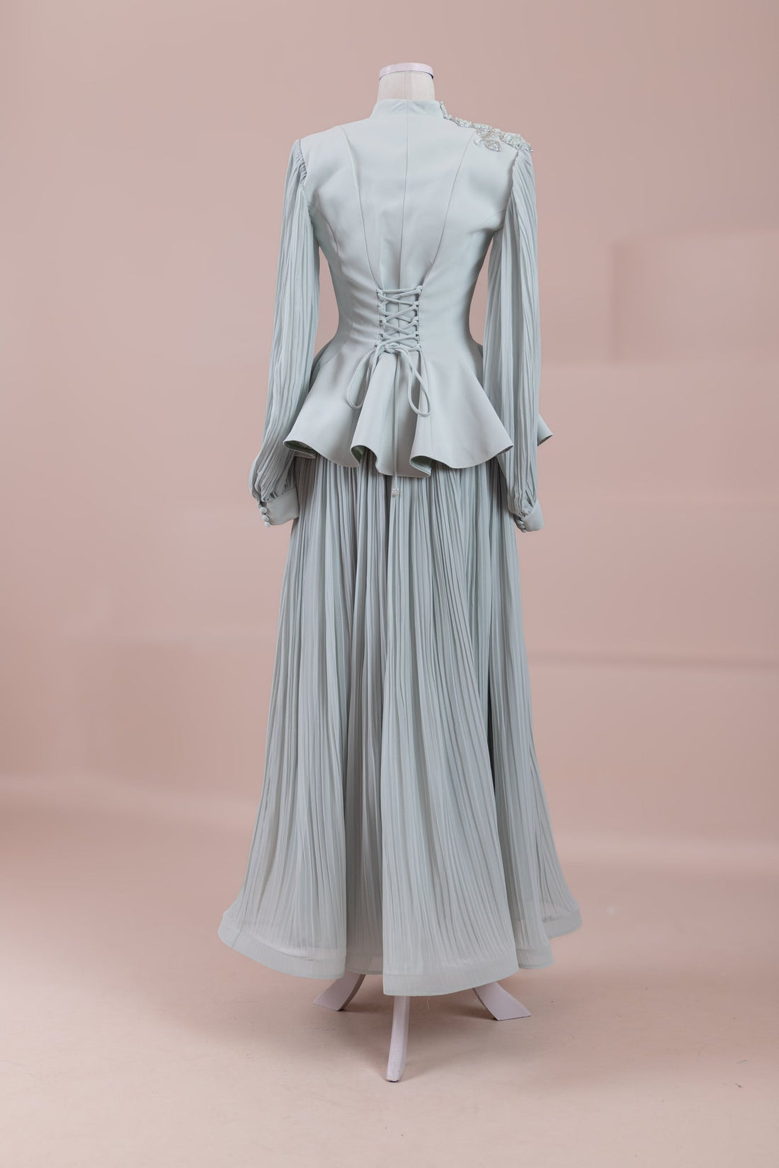 Sınırlı Koleksiyon Peplum Ceket ve Plise Maksi Etek Takımı – 3 Boyutlu Çiçek İşlemeli Abiye Takım