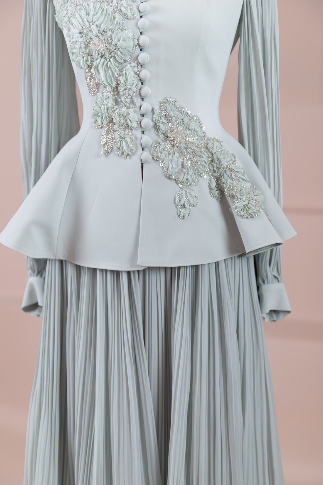 Sınırlı Koleksiyon Peplum Ceket ve Plise Maksi Etek Takımı – 3 Boyutlu Çiçek İşlemeli Abiye Takım