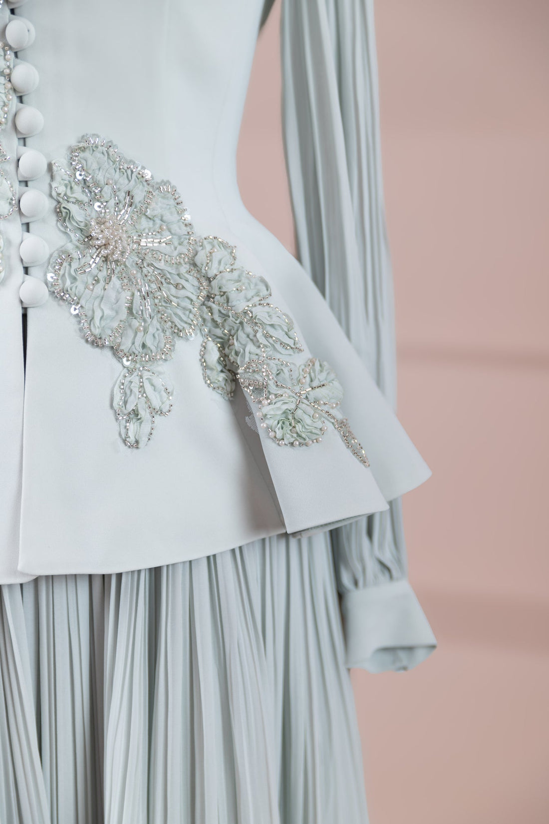 Sınırlı Koleksiyon Peplum Ceket ve Plise Maksi Etek Takımı – 3 Boyutlu Çiçek İşlemeli Abiye Takım