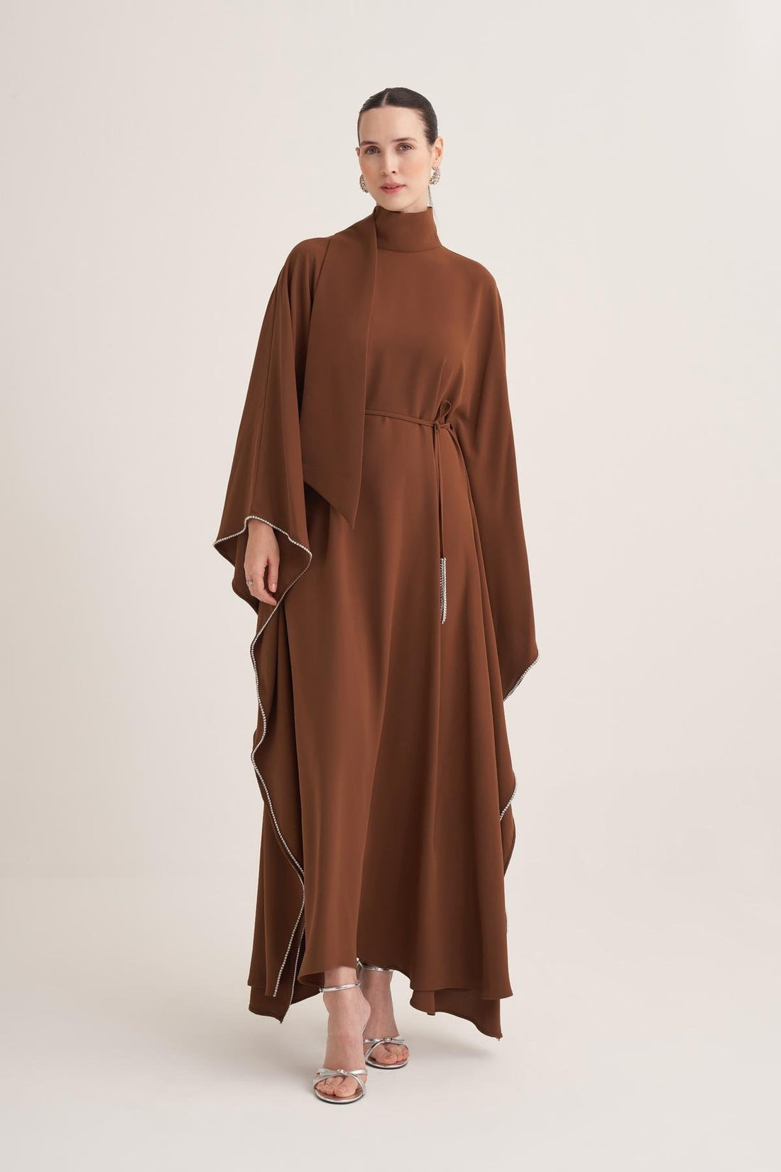 Kristal İşlemeli ve Ayarlanabilir Kemerli Kahverengi Pelerin Kollu Kaftan