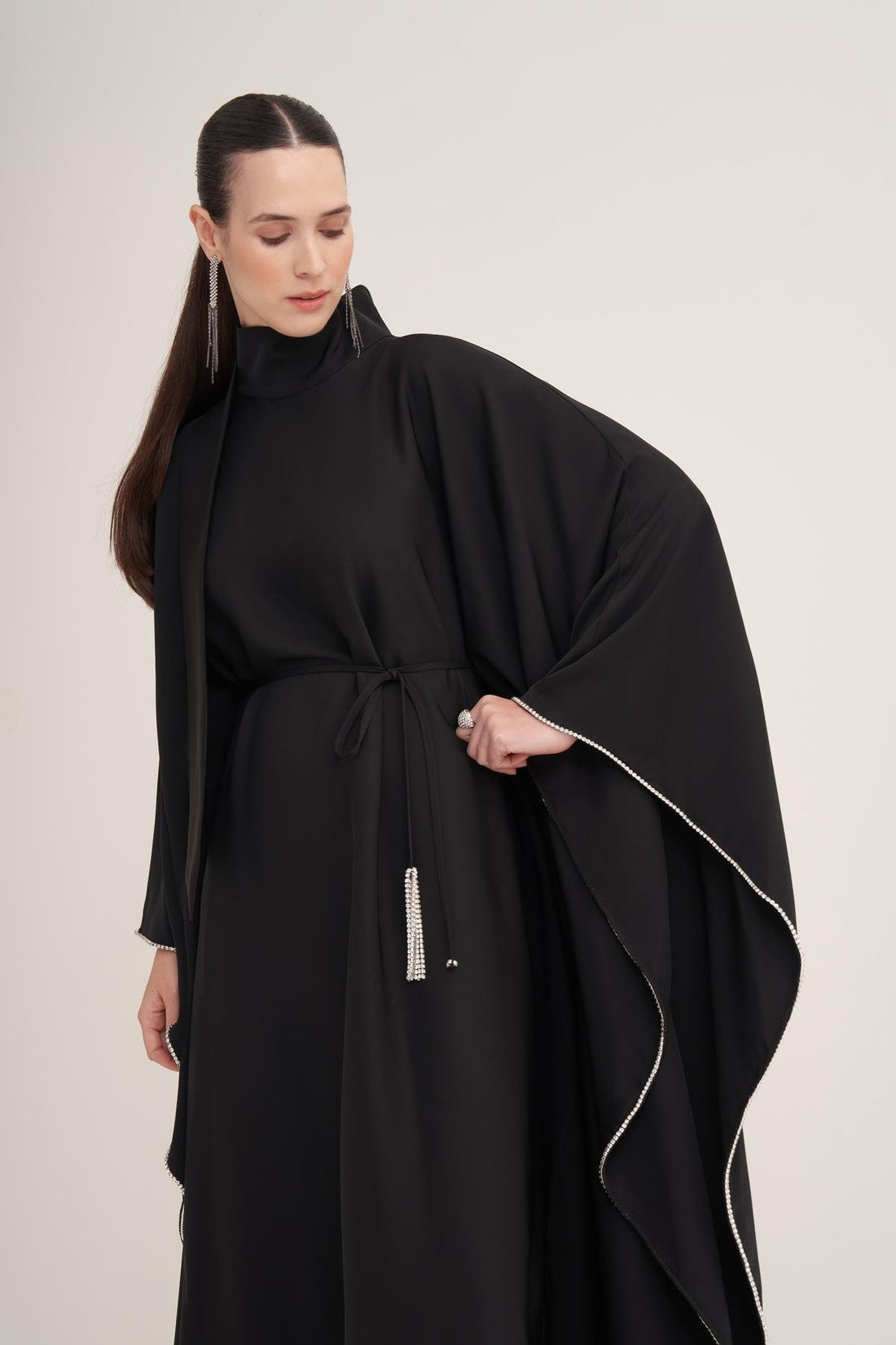 Kristal İşlemeli ve Ayarlanabilir Kemerli Siyah Pelerin Kol Kaftan