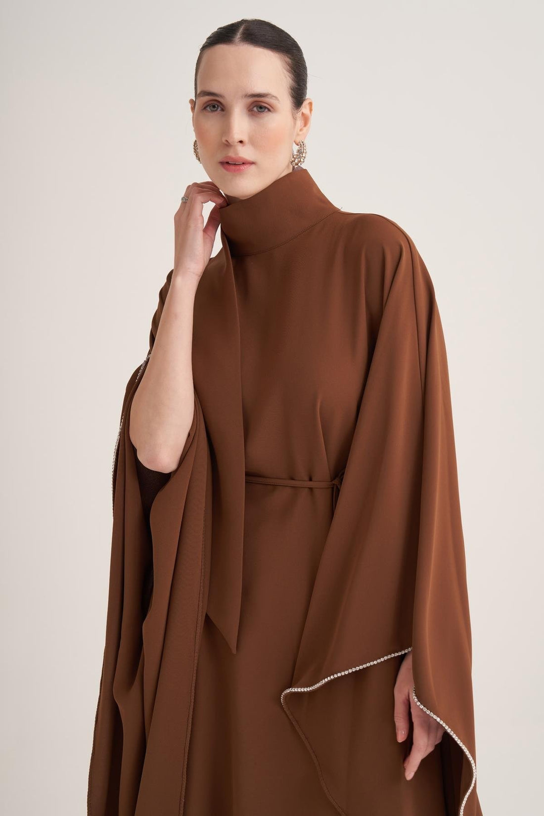 Kristal İşlemeli ve Ayarlanabilir Kemerli Kahverengi Pelerin Kollu Kaftan