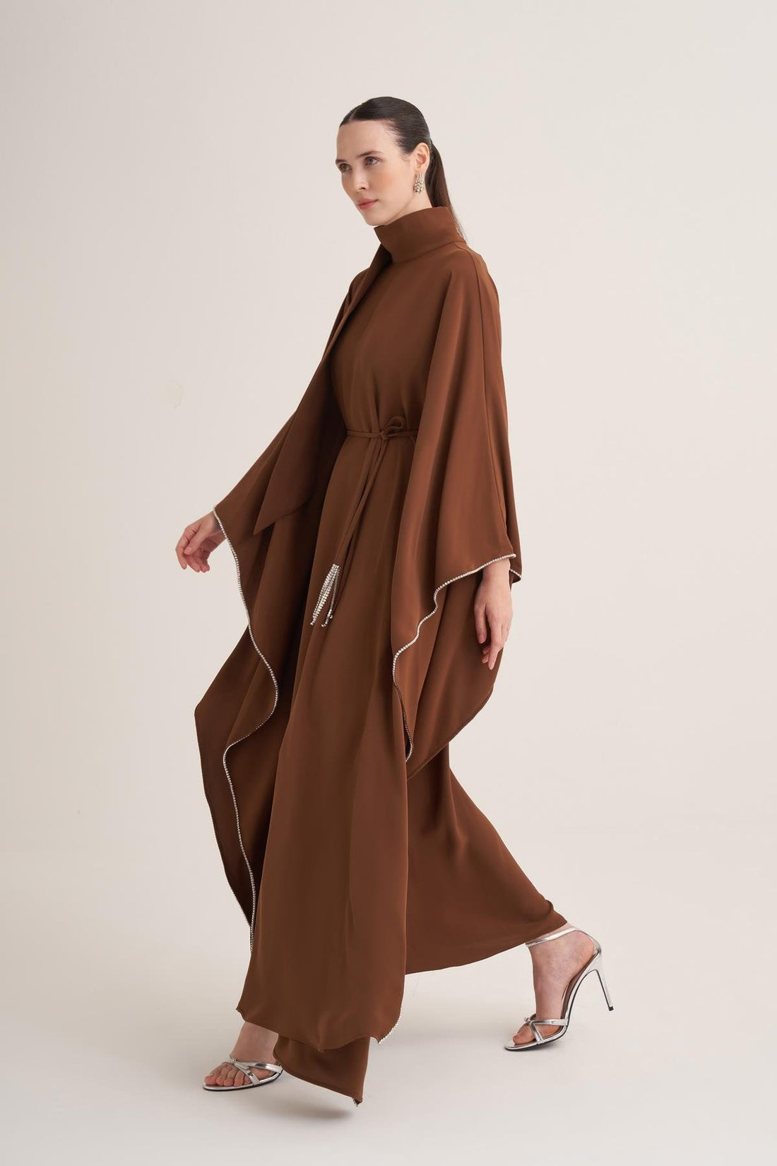 Kristal İşlemeli ve Ayarlanabilir Kemerli Kahverengi Pelerin Kollu Kaftan
