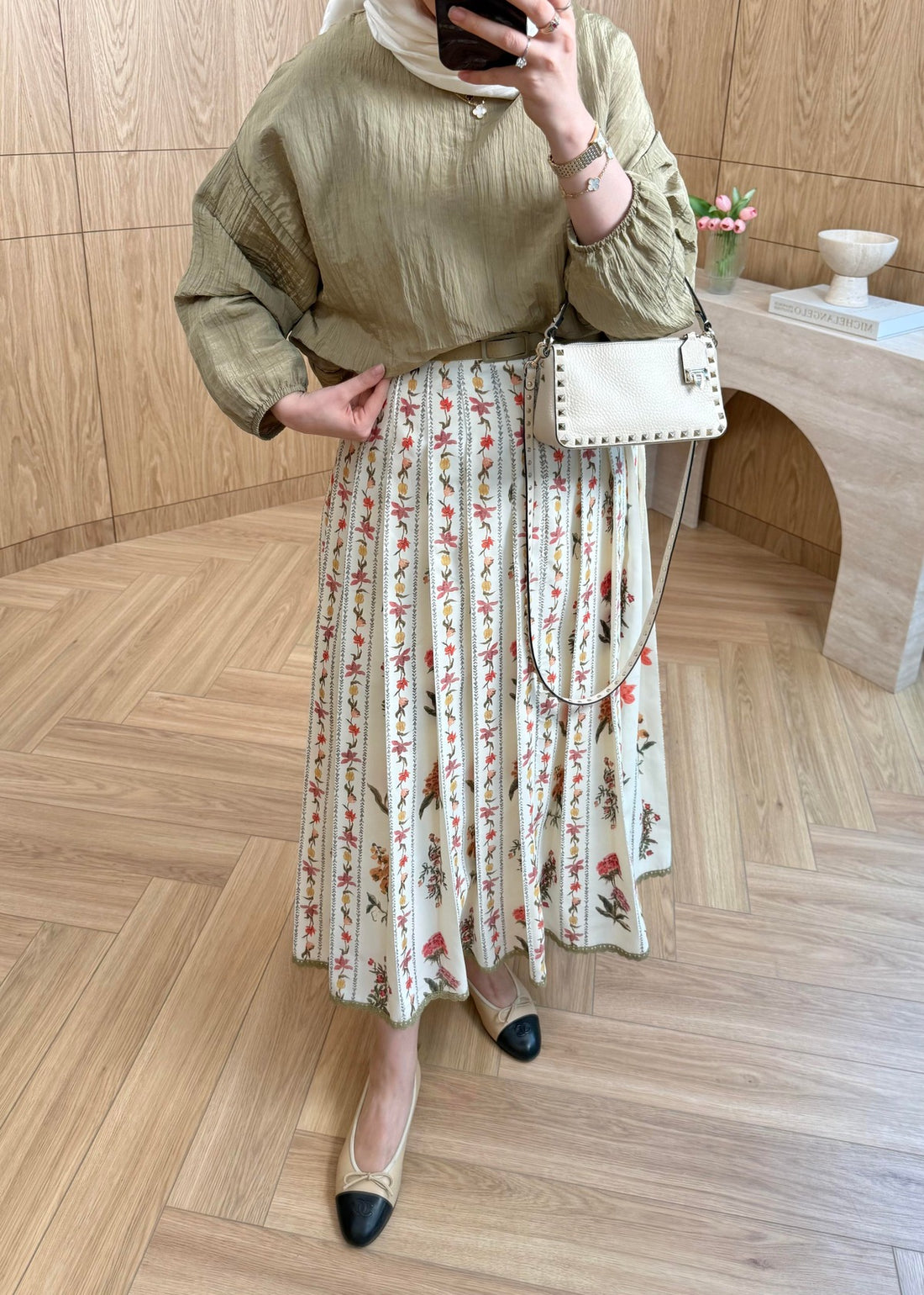 Lily Takım — Bej Dokulu Bluz ve Çiçek Desenli Pileli Midi Etek
