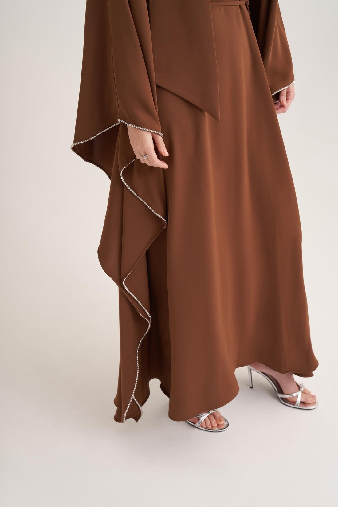 Kristal İşlemeli ve Ayarlanabilir Kemerli Kahverengi Pelerin Kollu Kaftan