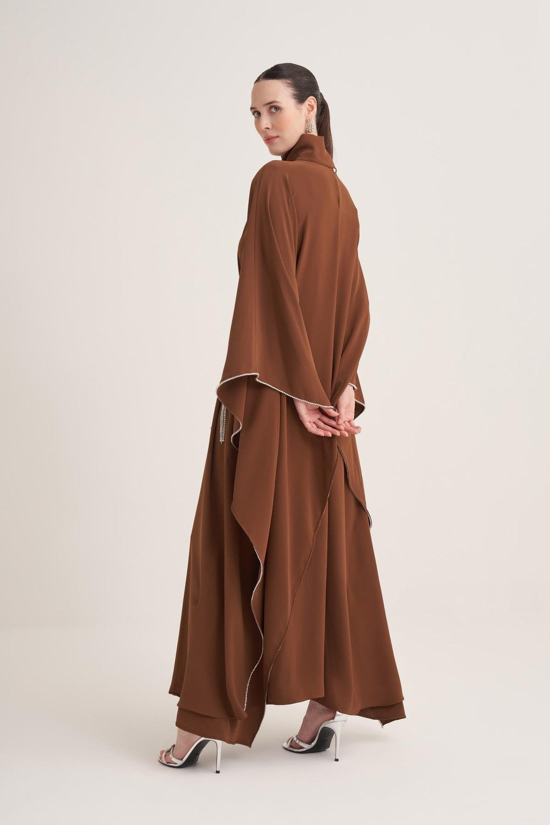 Kristal İşlemeli ve Ayarlanabilir Kemerli Kahverengi Pelerin Kollu Kaftan