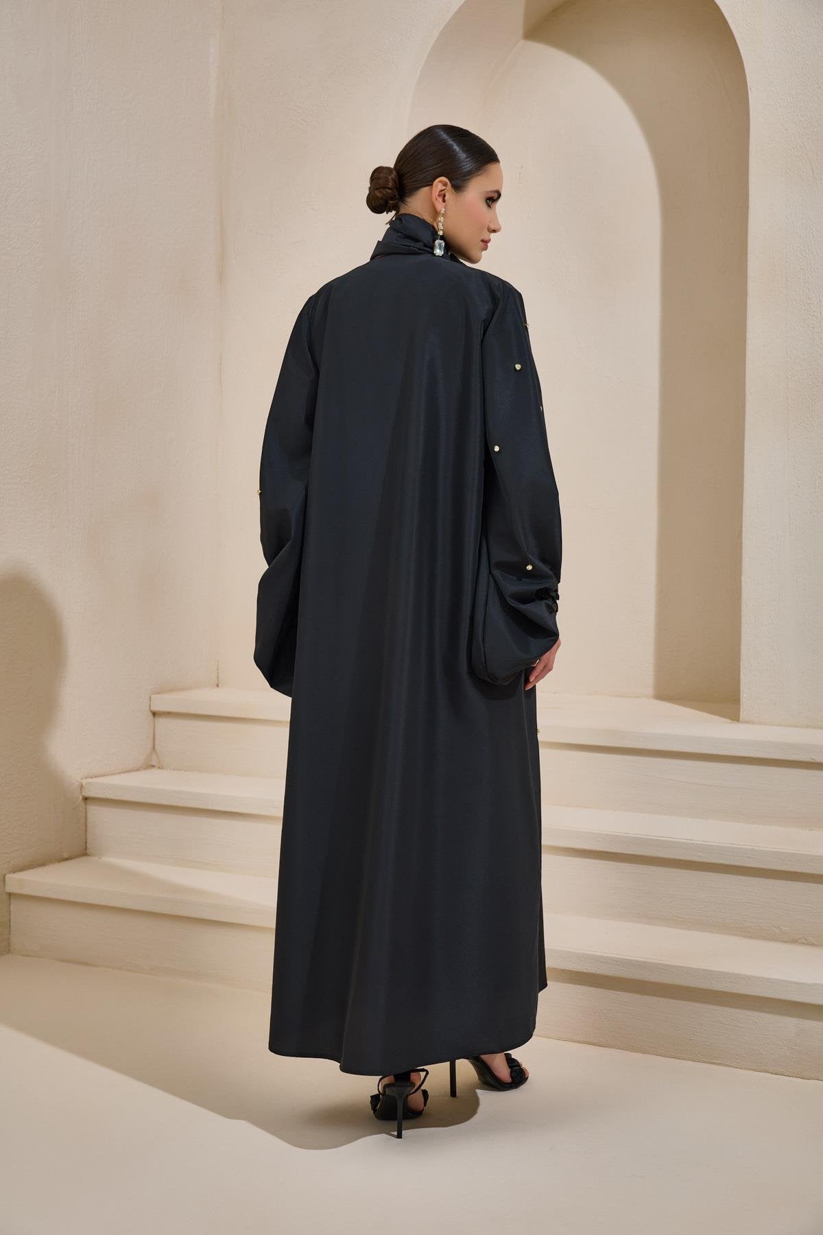 Black Taffeta Bowl Neck Detailed Crystal Abaya