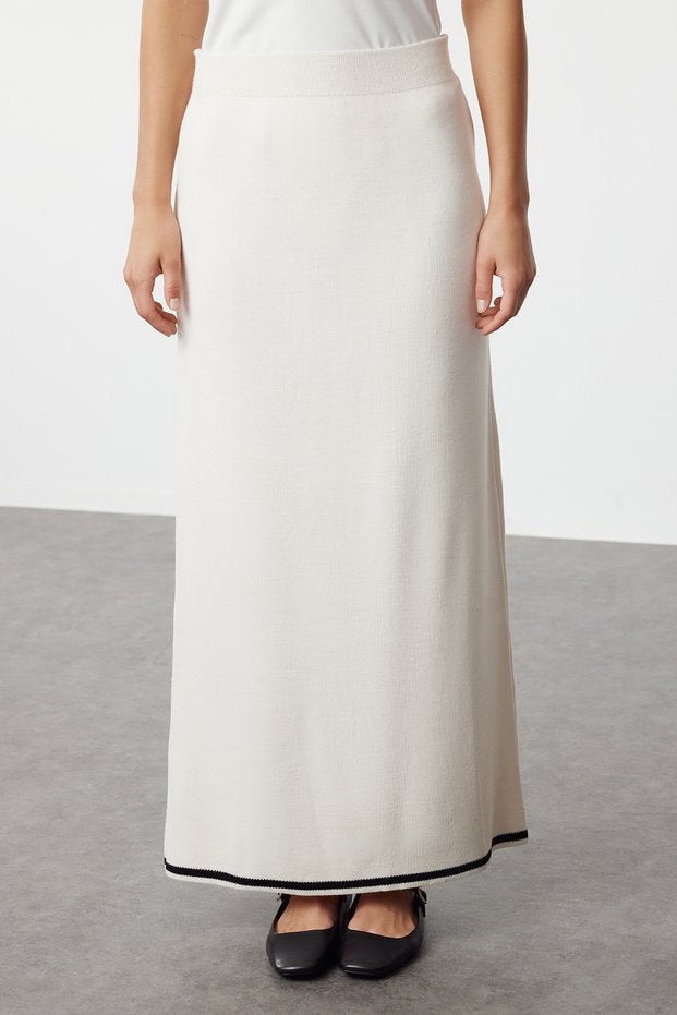 Ecru maxi knit skirt close-up